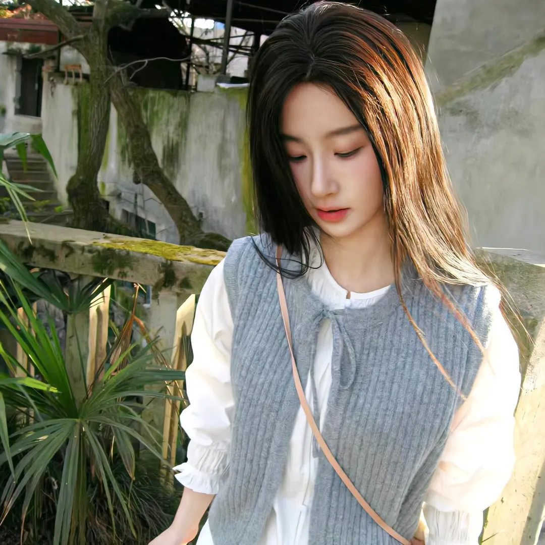 给小酒馆女子喝高杯酒